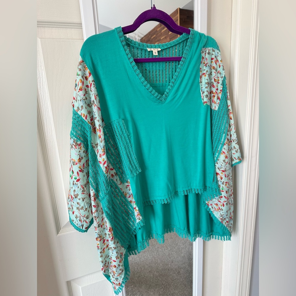 NEW🩵POL Oversized Contrasting Pattern Top Small Tropical Peacock - Picture 3 of 7